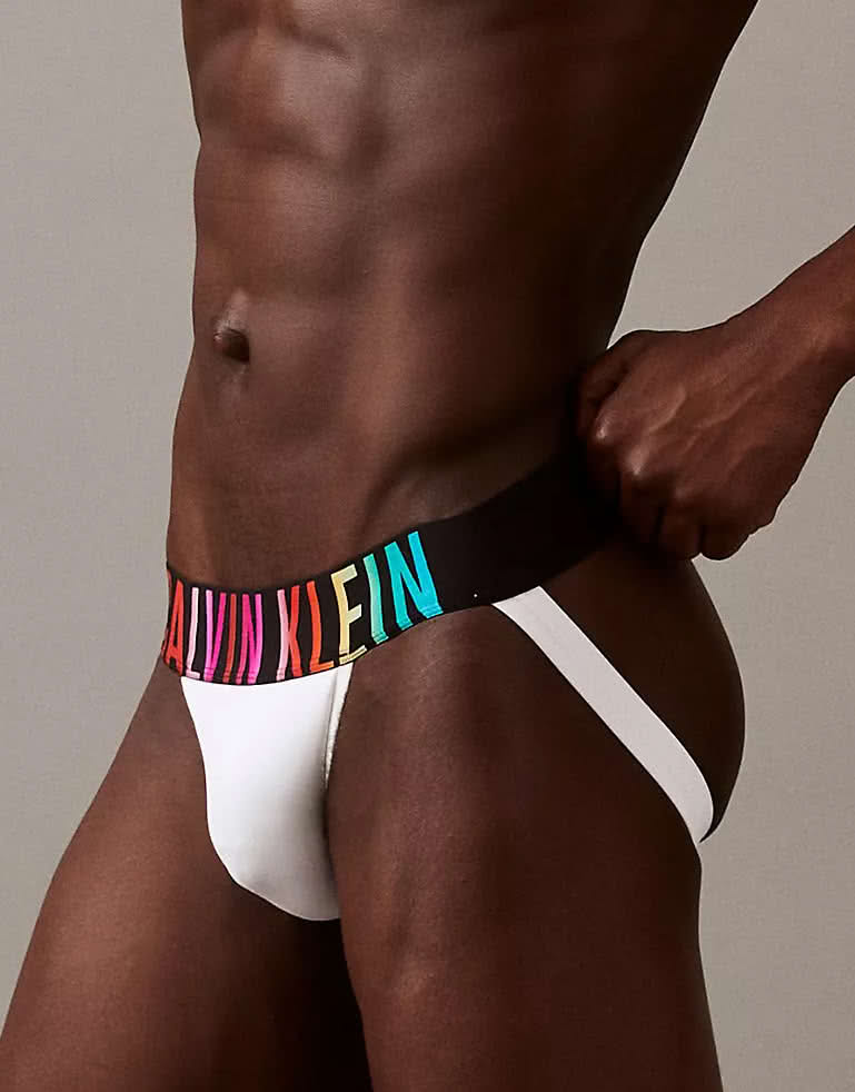 จ็อกสแตรป Calvin Klein Intense Power Pride Micro Jockstrap NB3942